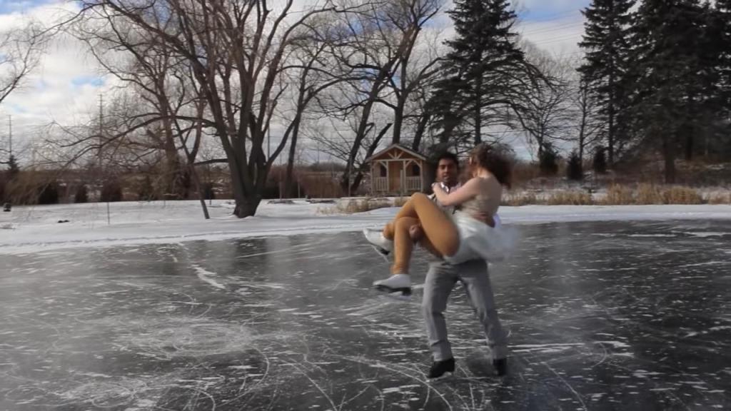 Это было похоже на волшебную зимнюю сказку: молодожены исполнили свадебный танец на замерзшем пруду (видео)