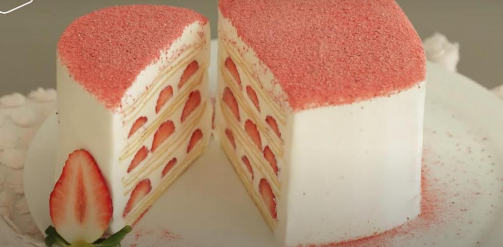 Клубничный торт ко Дню святого Валентина: радуем вторую половинку блинным "сердечком" с нежнейшим вкусом