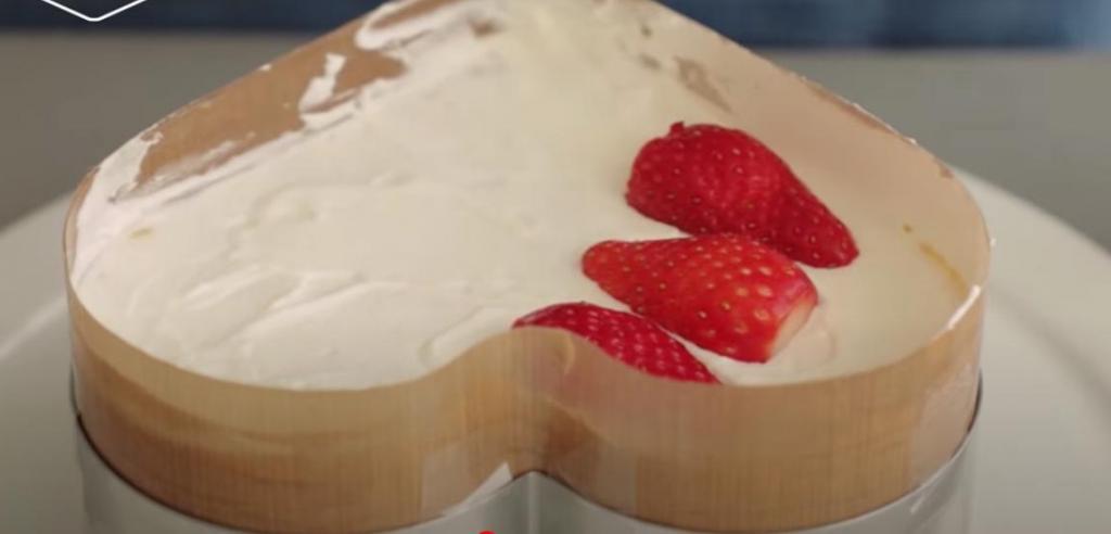 Клубничный торт ко Дню святого Валентина: радуем вторую половинку блинным "сердечком" с нежнейшим вкусом