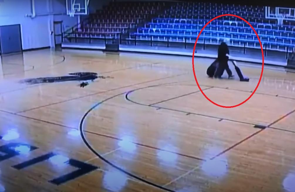 Камера засняла, как школьный уборщик выполнил лучший баскетбольный трюк: видео