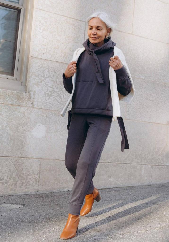Когда на улице холодно: модные теплые образы 2021 в неярких тонах для женщин 45+