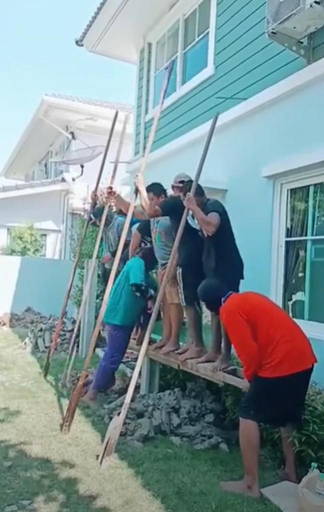"Сваебои": индийские строители показали мастер-класс по забивке свай (видео)