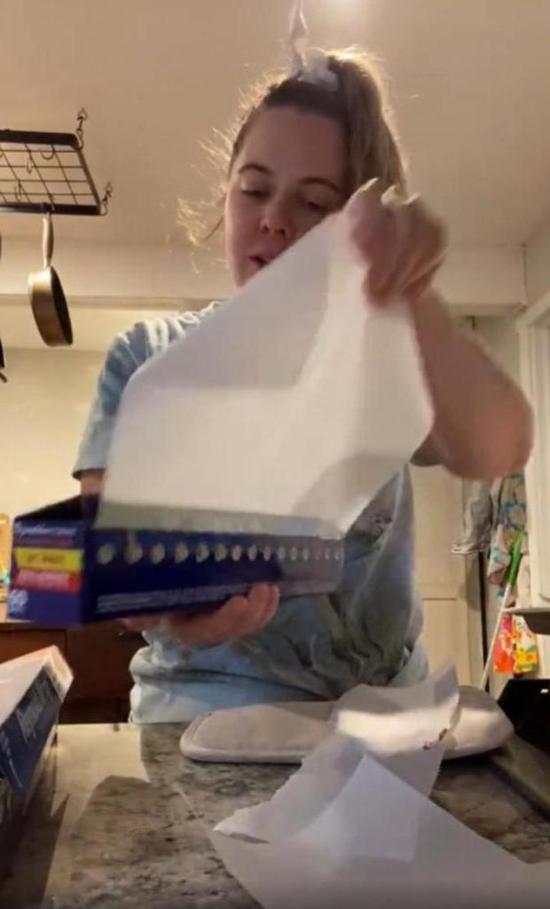 Не получалось ровно оторвать бумагу для выпечки, пока не увидела лайфхак с коробкой