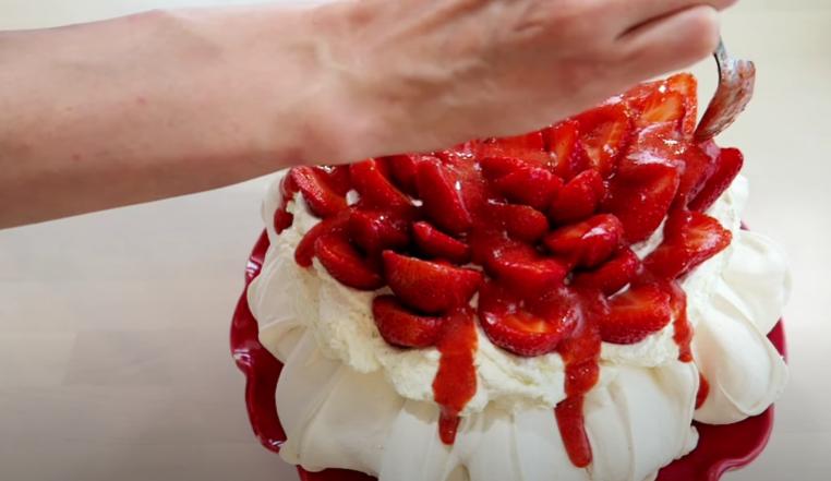 Хрустящий запеченный торт-безе с клубникой: готовится просто, а вкус и вид чудесные