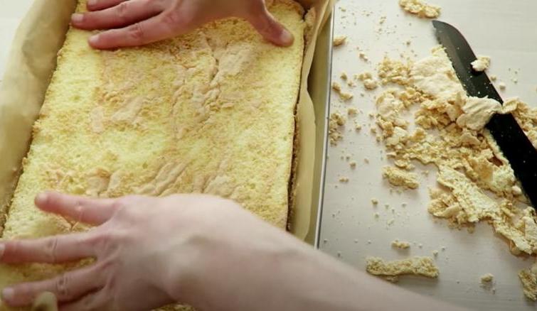 Яркий творожный торт на бисквите с клубникой и цветным желе: рецепт десерта