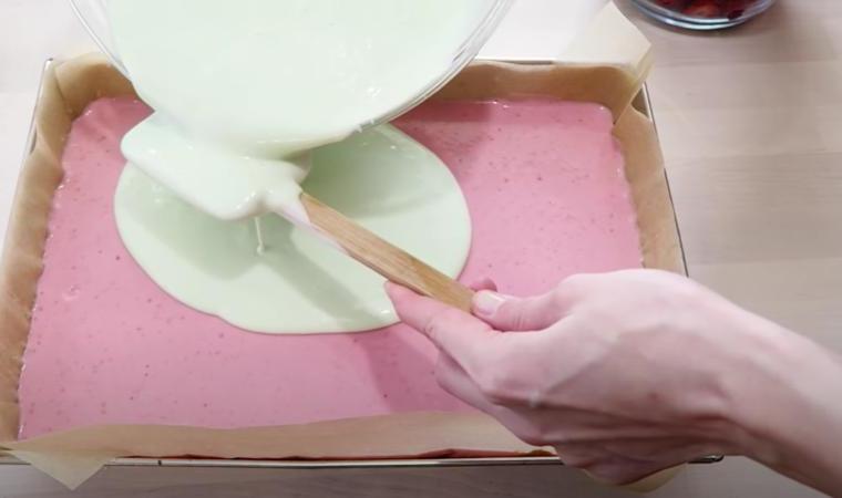 Яркий творожный торт на бисквите с клубникой и цветным желе: рецепт десерта