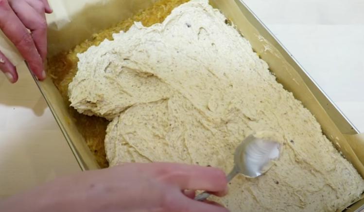 Простой, но вкусный песочный пирог с яблоками и ореховым кремом: рецепт