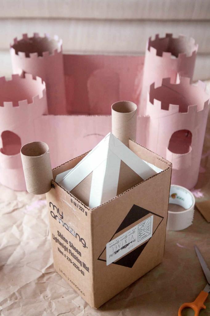 Из старых картонных коробок сделали с детьми настоящий игровой замок. Получилось красиво, аккуратно, и никаких затрат