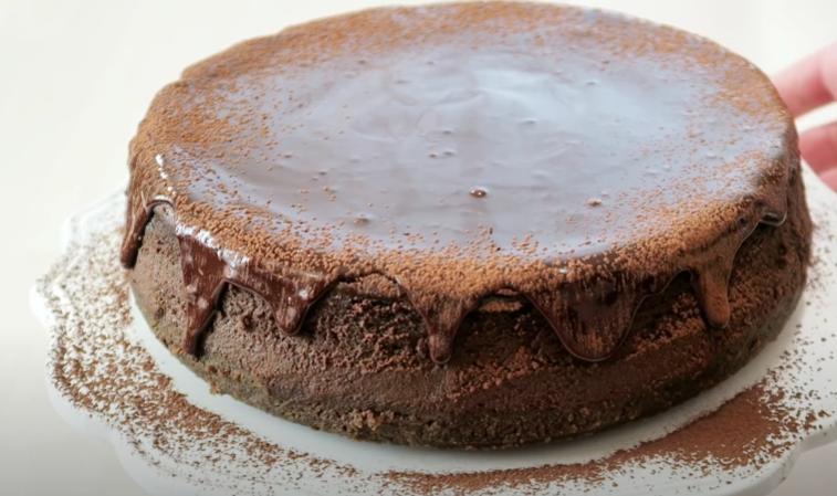 Шоколадный чизкейк с глазурью: десерт с бархатной текстурой просто тает во рту