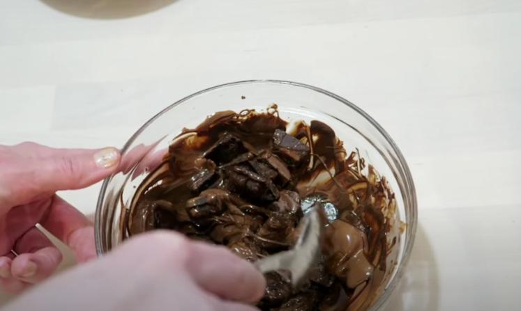 Шоколадный чизкейк с глазурью: десерт с бархатной текстурой просто тает во рту