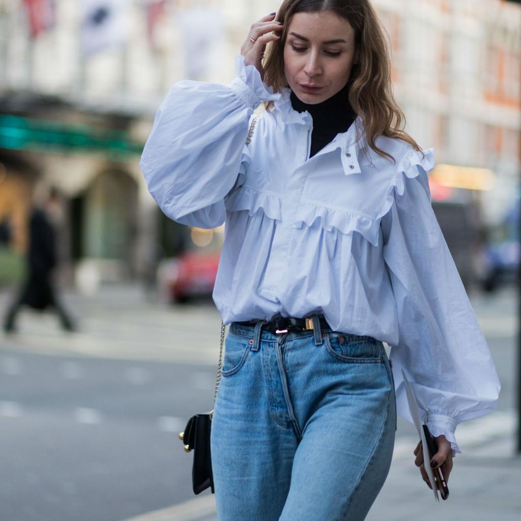 Комбинируем 2 незаменимые вещи женского гардероба: трендовые идеи сочетания классических рубашек и джинсов на весну 2021 года