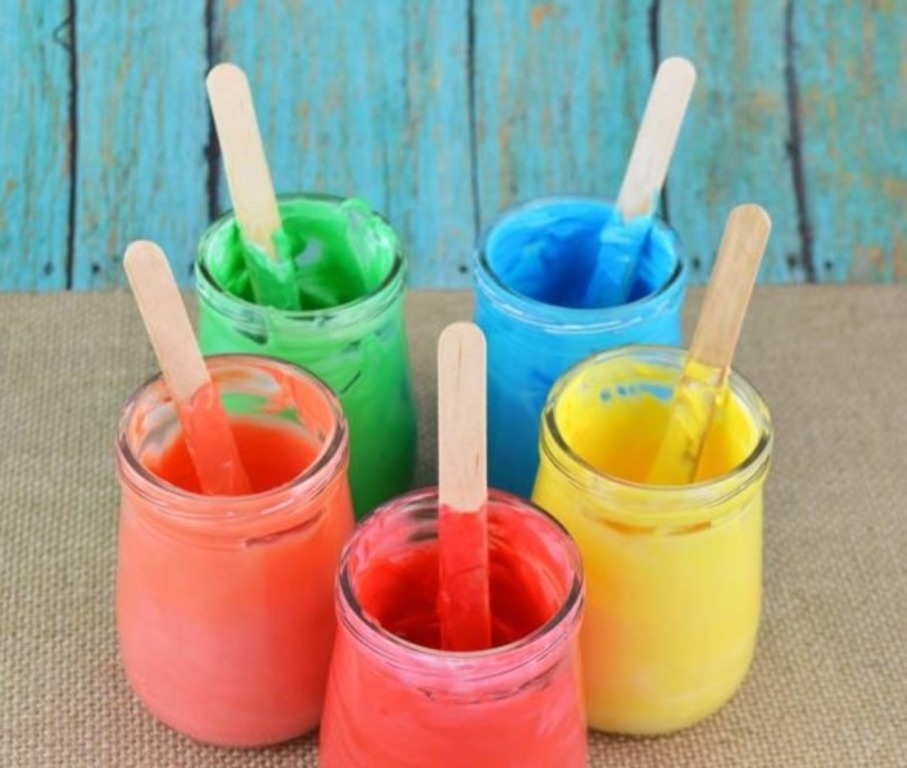 Всего из двух ингредиентов сделала для детей специальную краску. Ее можно наносить пальцами и даже съесть: очень простой способ