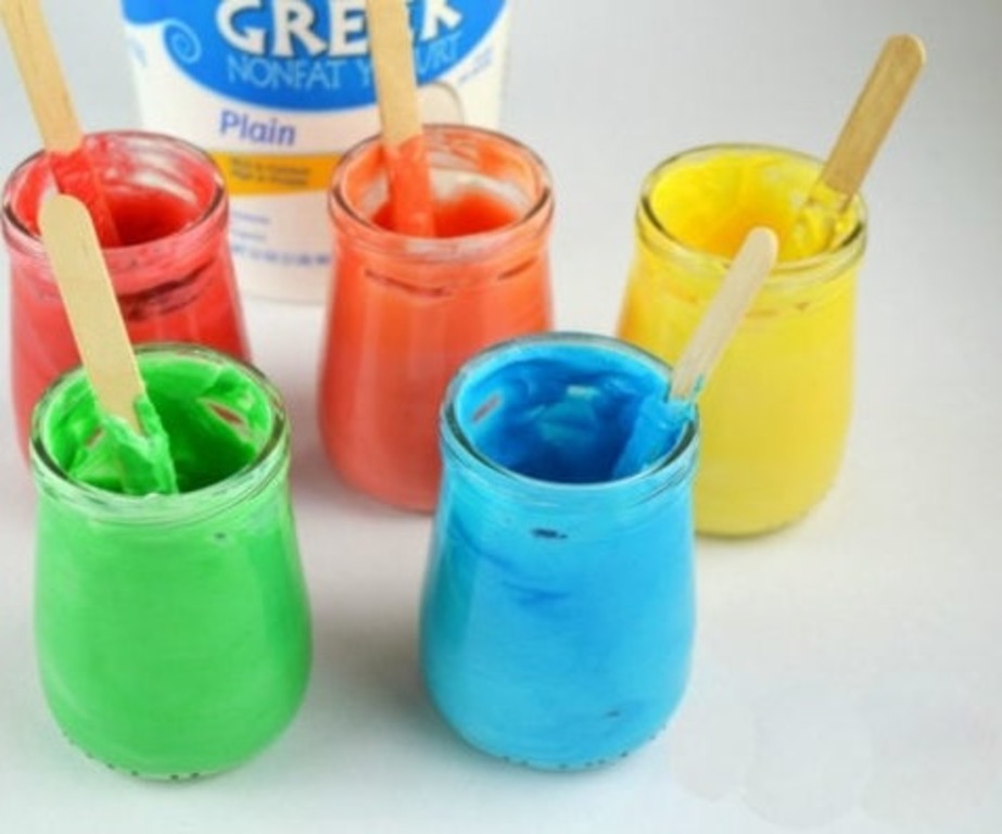 Всего из двух ингредиентов сделала для детей специальную краску. Ее можно наносить пальцами и даже съесть: очень простой способ