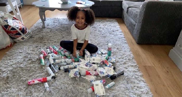 5-летняя девочка получила деньги от «зубной феи»: тратить на игрушки не стала, а купила угощения бездомным