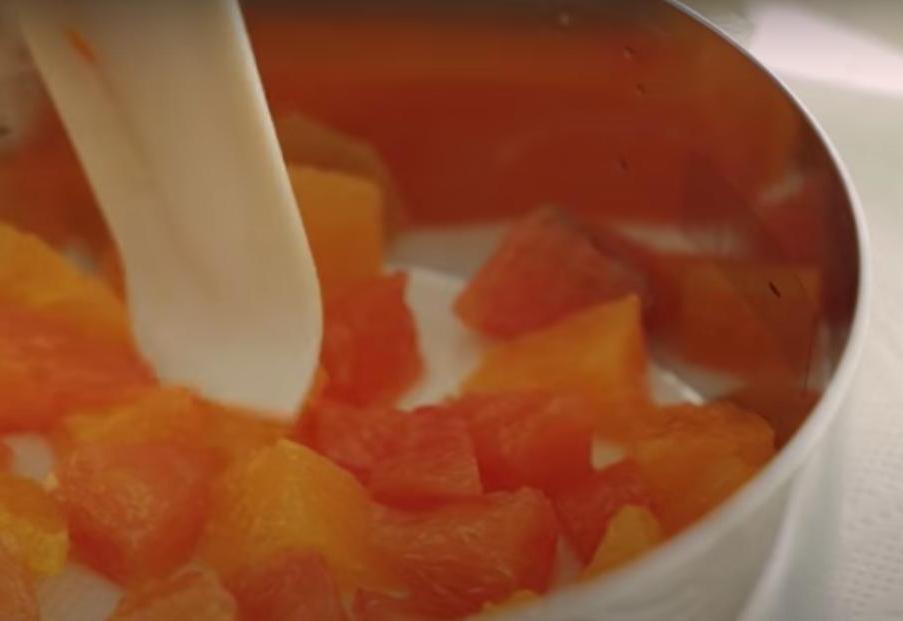 Нежнейший чизкейк с прослойкой из бисквита и верхним апельсиновым слоем: готовим красивое угощение для праздничного стола