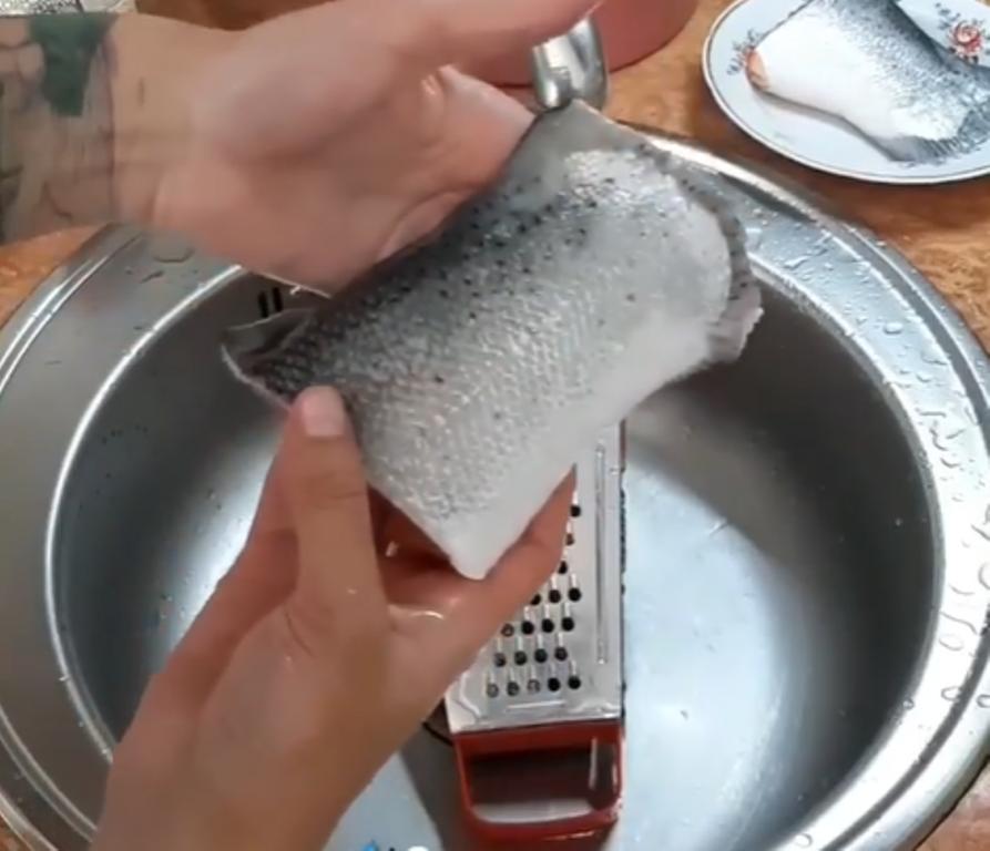 Чищу рыбу за минуту и не пачкаю руки: беру кухонную терку (век живи, век учись)