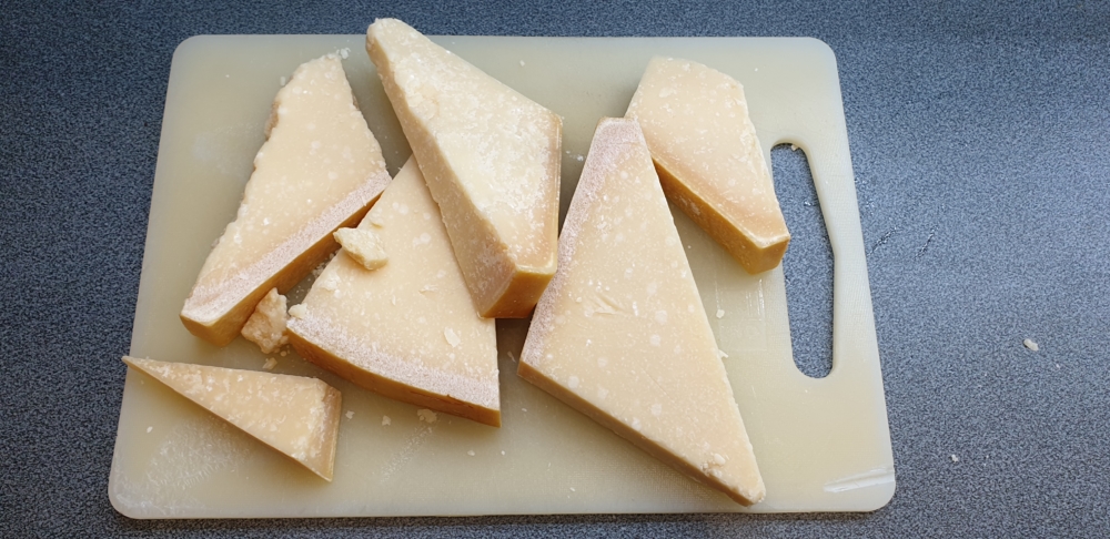 Из остатков сыра можно сделать клей и не только: продукты со стола, которые не стоит выкидывать