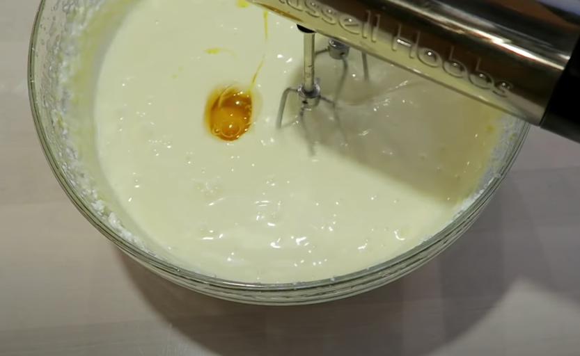 Маково-творожный торт на песочном тесте с ароматом ванили и миндаля: рецепт