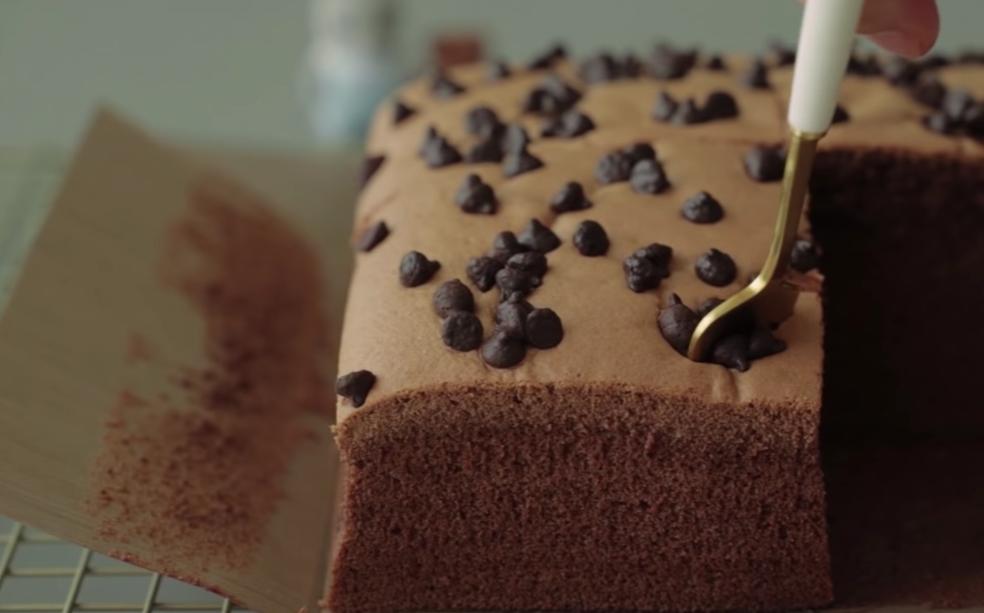 Шоколадный тортик с мягкой текстурой дополнен хорошо взбитой меренгой и молочной стружкой