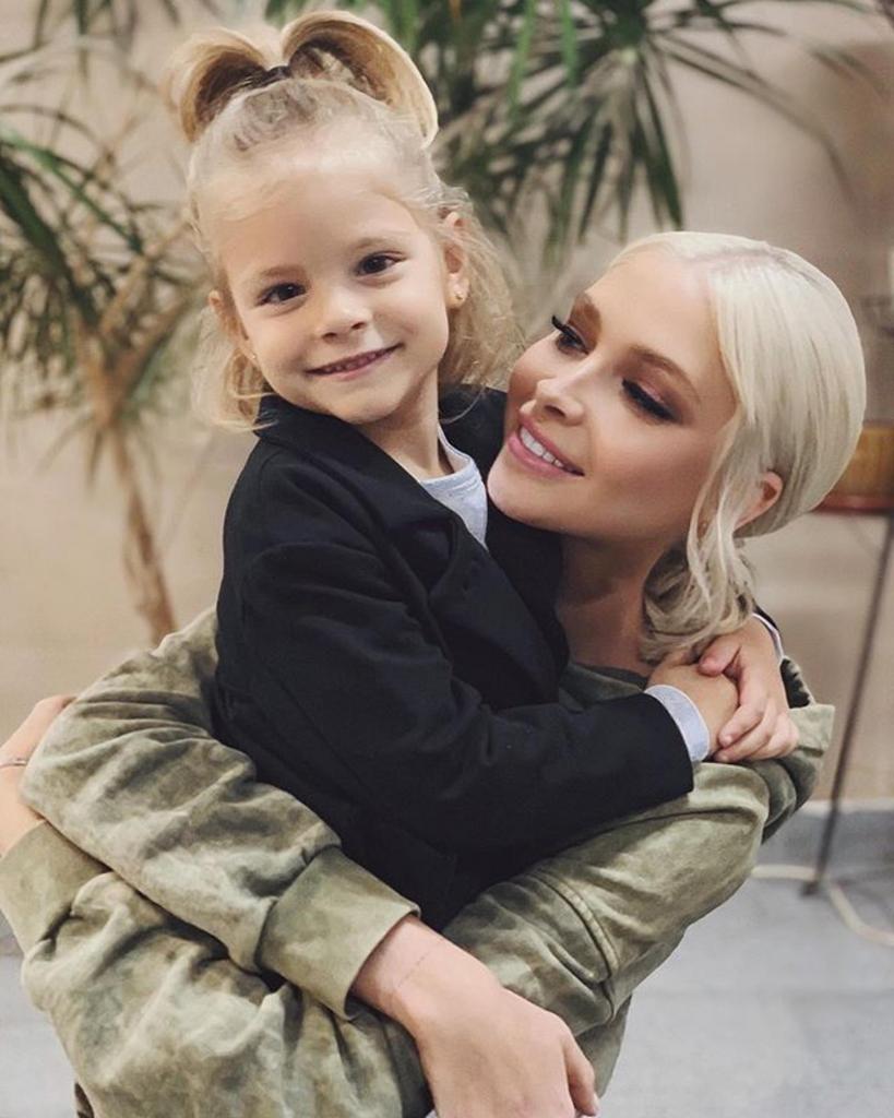 Алена Шишкова в сториз Instagram ответила на вопрос своих подписчиков, почему отказывается путешествовать с дочерью Алисой