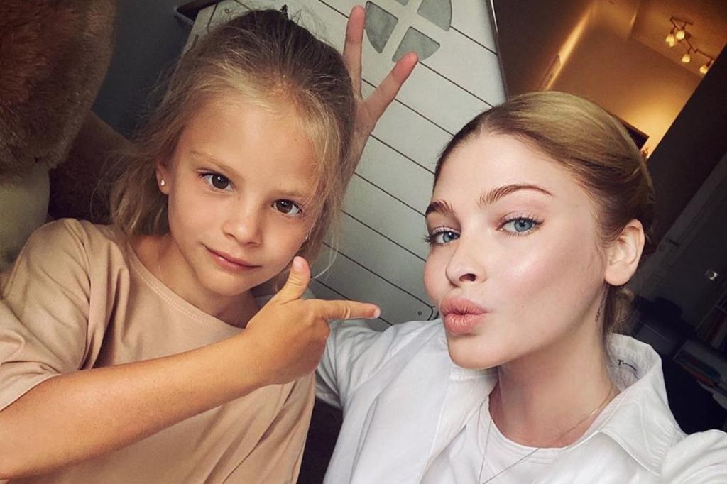 Алена Шишкова в сториз Instagram ответила на вопрос своих подписчиков, почему отказывается путешествовать с дочерью Алисой
