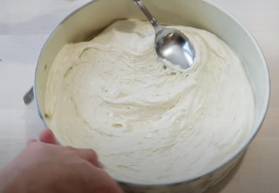 Миндальный торт с йогуртовым кремом и вишней: делаю на бисквите с орехами