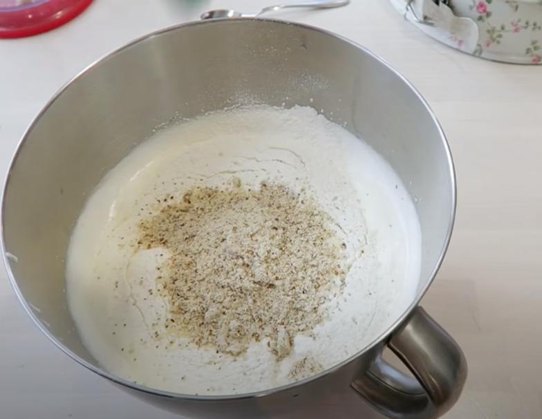 Миндальный торт с йогуртовым кремом и вишней: делаю на бисквите с орехами