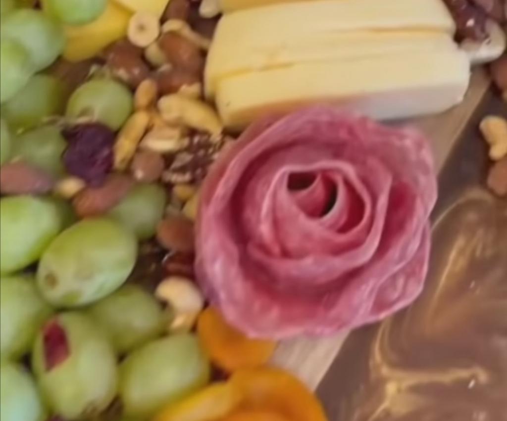 Как с помощью бокала сделать розу из колбасы: вкусный декор, который вызовет восторг у гостей