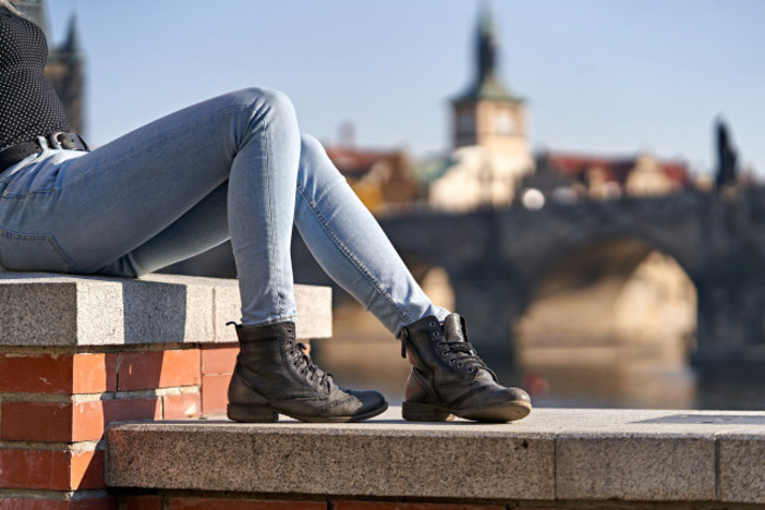 Смеющиеся смайлики, узкие джинсы, боковой пробор: подростки назвали 6 признаков, по которым определяют людей старше 30