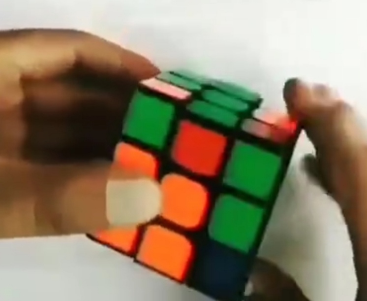 Четыре движения, которые помогут собрать кубик Рубика: видеоподсказка для новичков