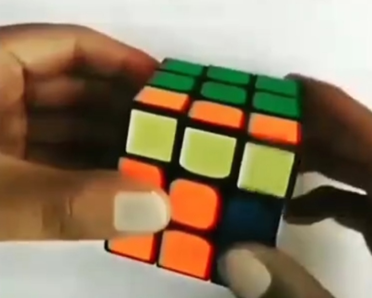 Четыре движения, которые помогут собрать кубик Рубика: видеоподсказка для новичков