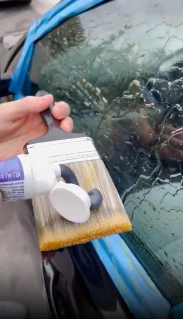 Кленовый сироп и зубная паста: парень затонировал стекла своей машины тем, что нашел дома