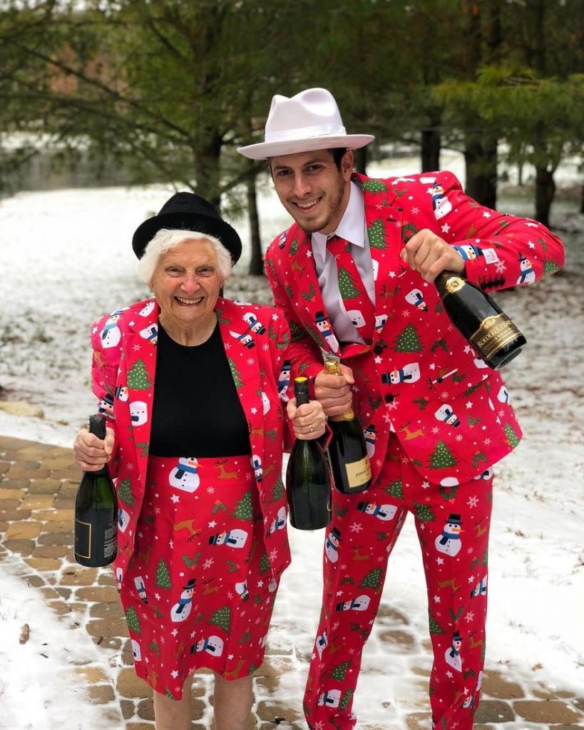 Внук и его 93-летняя бабушка умеют веселиться: их костюмы нравятся всем