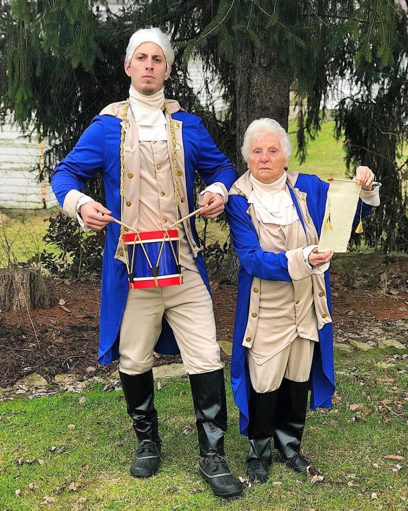 Внук и его 93-летняя бабушка умеют веселиться: их костюмы нравятся всем