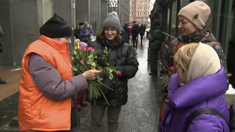 В День всех влюбленных петербуржцам подарили цветы возле станций метро