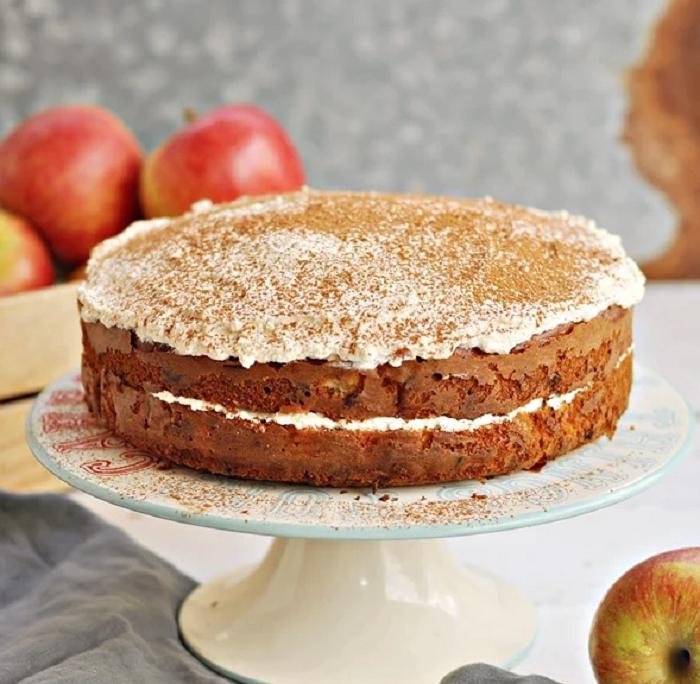 Простой, но изысканный яблочный пирог с кремом и изюмом: рецепт десерта для домашнего чаепития