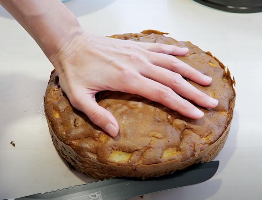 Простой, но изысканный яблочный пирог с кремом и изюмом: рецепт десерта для домашнего чаепития