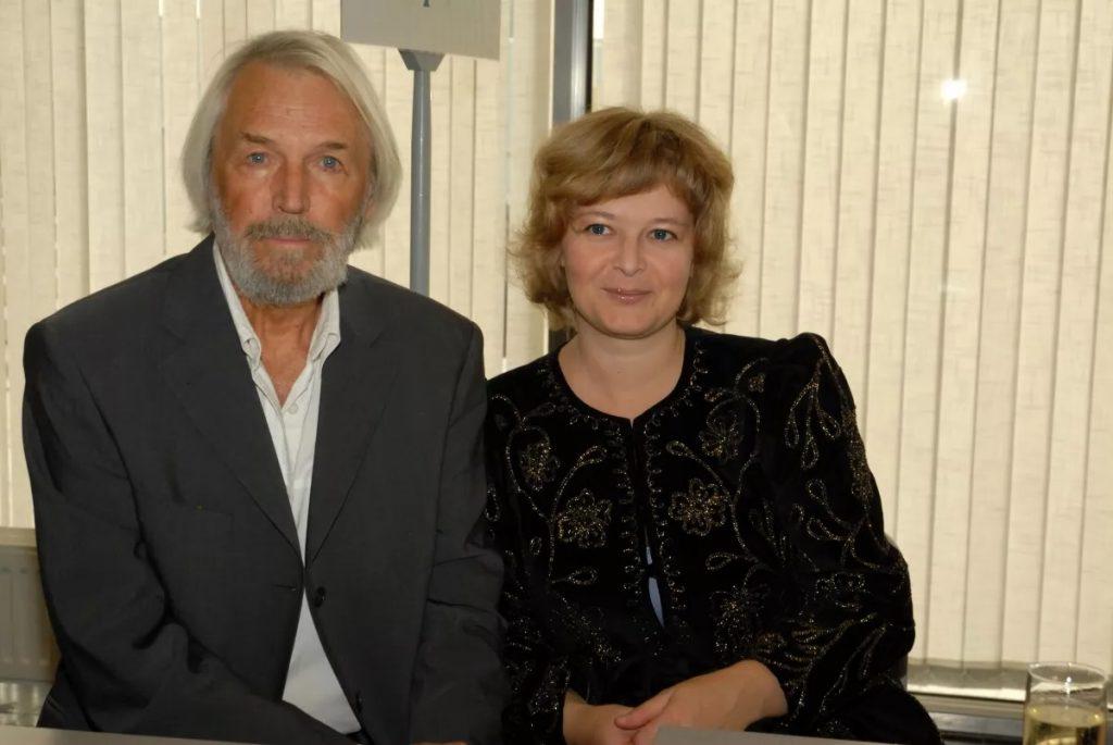 Мужу 87 лет, а жене - 47: как выглядит молодая супруга актера Станислава Любшина