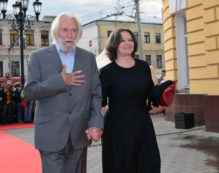Мужу 87 лет, а жене - 47: как выглядит молодая супруга актера Станислава Любшина