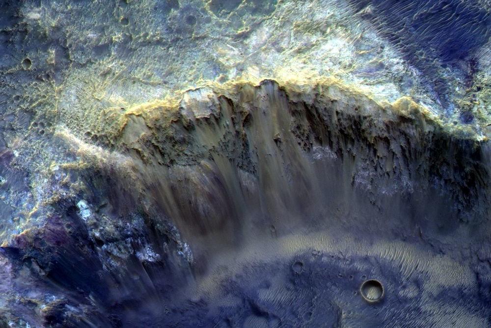 «Роскосмос» обнародовал фотографию малого кратера на планете Марс