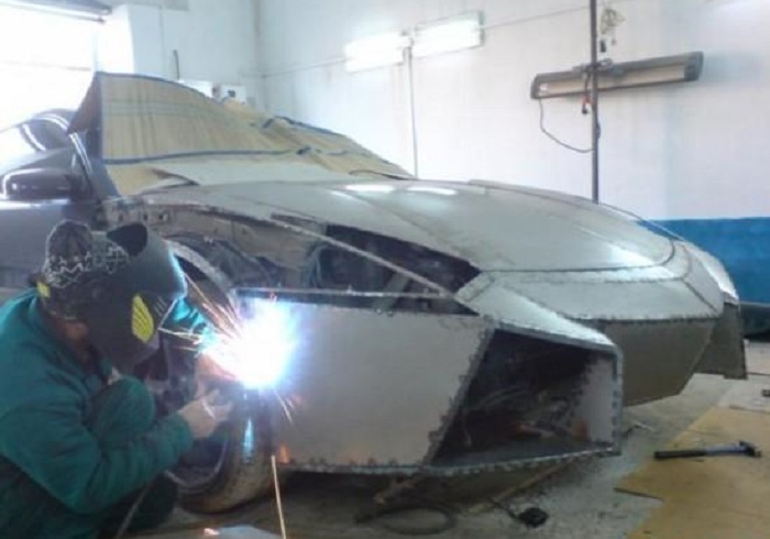 Ювелир Александр превратил свой старенький Mitsubishi Eclipse в шикарный Lamborghini: когда руки действительно золотые