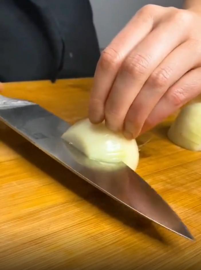 "Это первое, чему учат поваров": как нарезать лук быстро и мелко