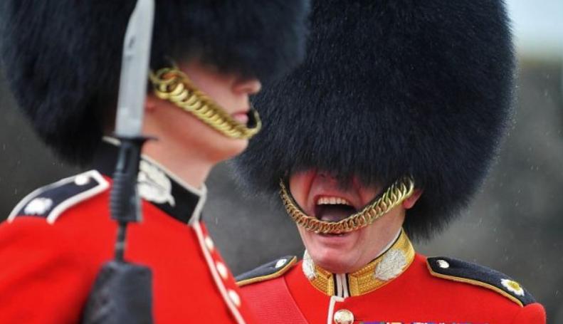 Почему британские гвардейцы носят такие странные шапки: история сквозь века