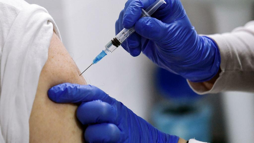 "Спутник V", "Эпиваккорона" или "Ковивак" - чем привиться от COVID-19: разбираем российские вакцины