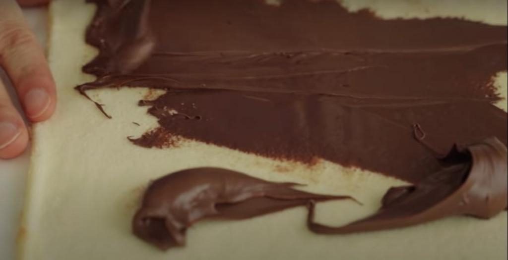 Два вкусных десерта в одном: готовим шоколадный торт с начинкой из рулетиков с "Нутеллой"