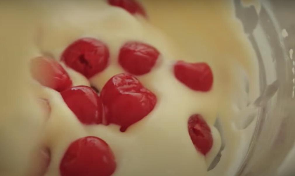 Яркий чизкейк с желейным слоем и кусочками консервированной вишни: десерт, вкус которого хочется чувствовать снова и снова