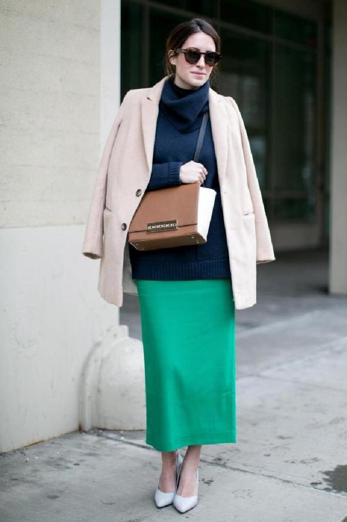 Элегантный цвет, который не позволит вашему образу стать скучным: трендовые луки с зелеными юбками