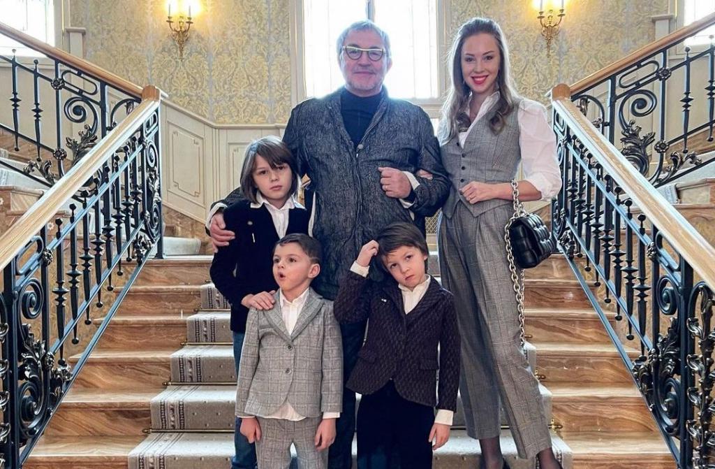 В 2009 году Дибров женился на 19-летней девушке. Как сейчас выглядит его семья