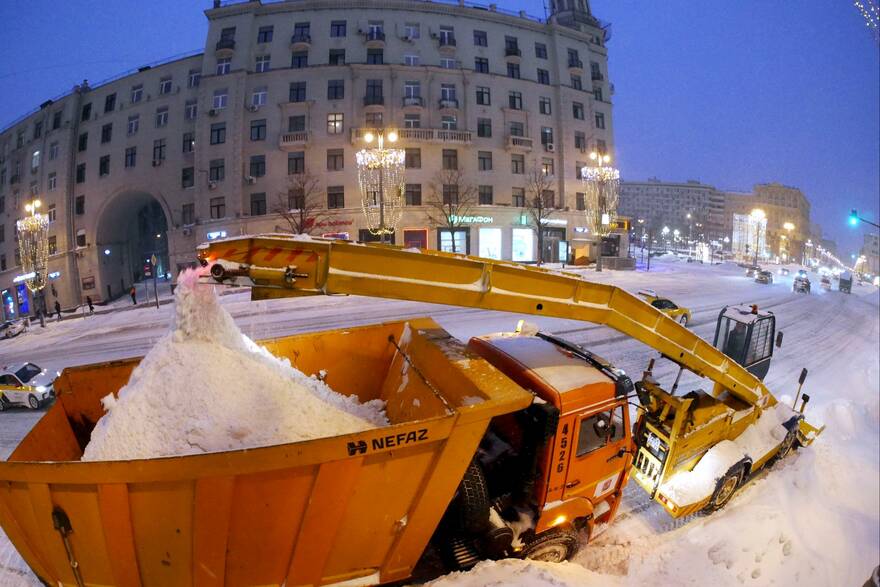 Обещали - сделали: в Москве очистили от снега около 80% дорог и придомовых территорий