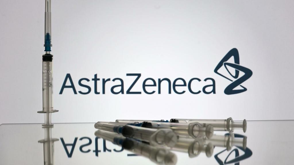 ЮАР захотела вернуть производителю 1 млн доз вакцины AstraZeneca от коронавируса: чем не угодил препарат